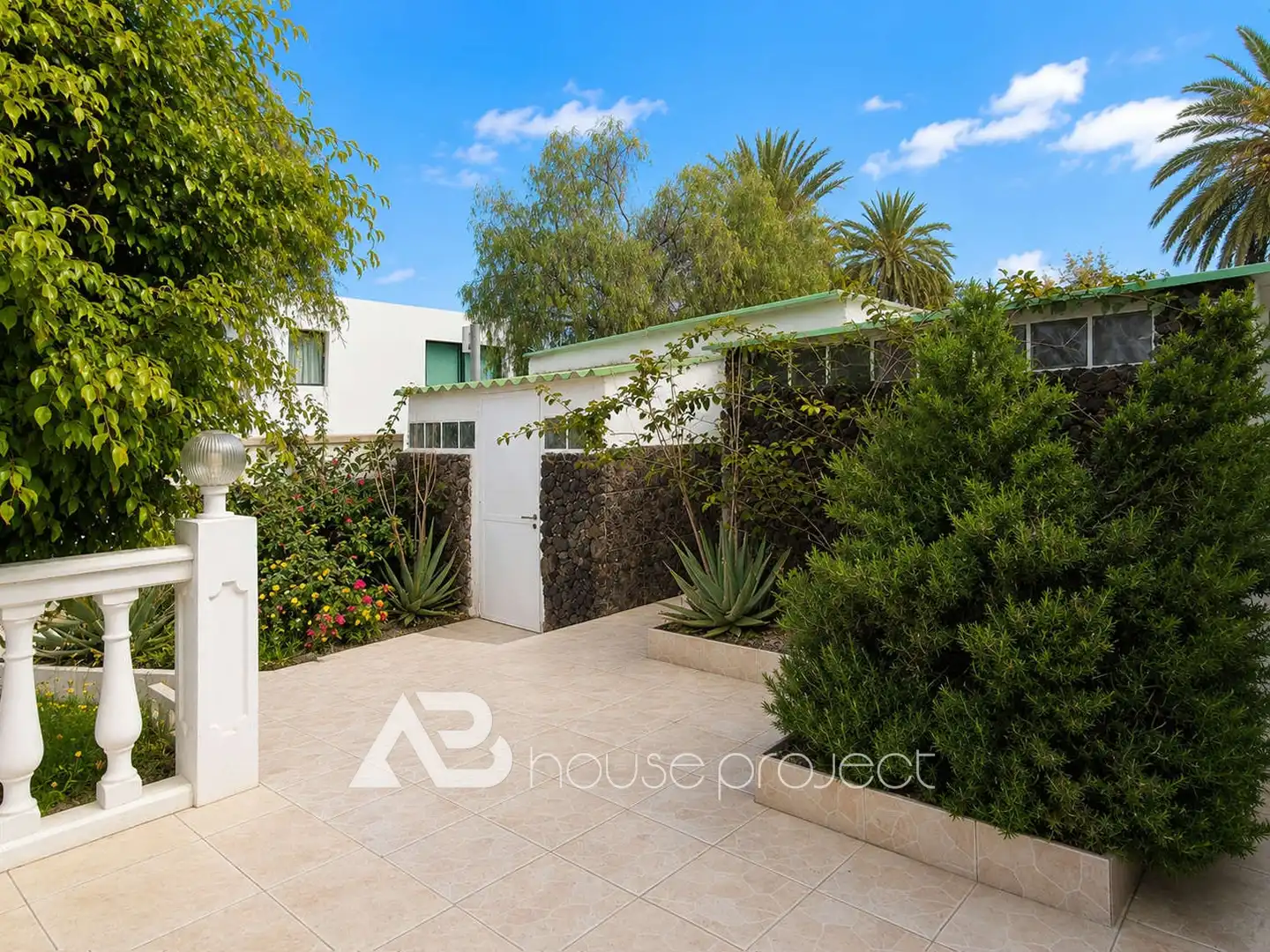 Vista exterior de Casa o xalet en venda en Adeje amb Aire condicionat, Jardí privat i Terrassa