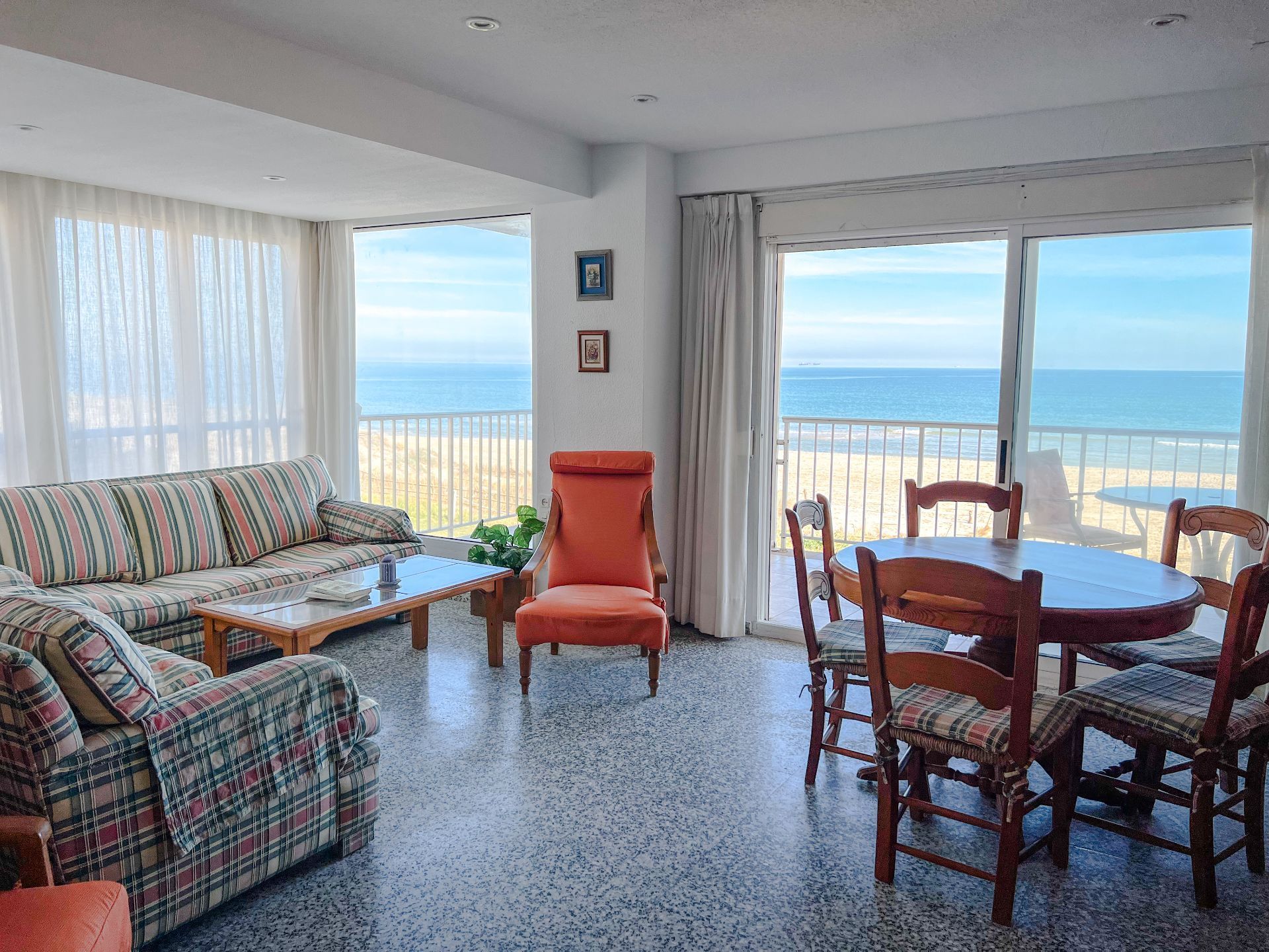 Living room of Flat for sale in  Valencia Capital  with Terrace, Furnished and Community pool