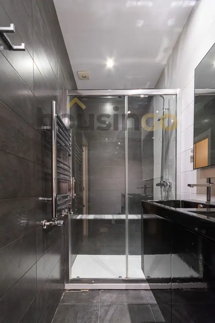 Badezimmer von Wohnung zur Miete in Madrid mit Heizung und Möbliert