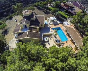 Vista exterior de Casa o xalet en venda en La Nucia amb Aire condicionat, Jardí privat i Piscina