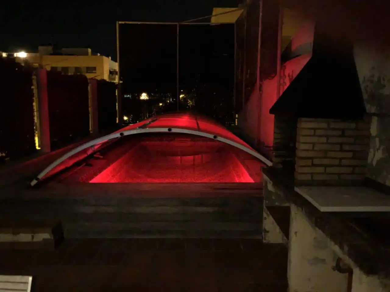 Schwimmbecken von Einfamilien-Reihenhaus zum Verkauf in Terrassa mit Heizung, Terrasse und Schwimmbad