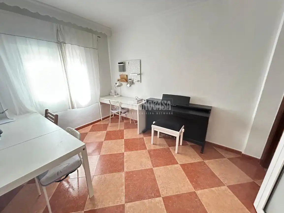 Schlafzimmer von Einfamilien-Reihenhaus zum Verkauf in Fuengirola mit Klimaanlage, Terrasse und Abstellraum