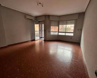 Vista exterior de Pis en venda en Linares amb Calefacció i Balcó