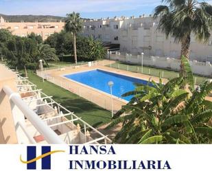 Vista exterior de Casa adosada en venda en El Campello amb Jardí privat, Terrassa i Piscina comunitària