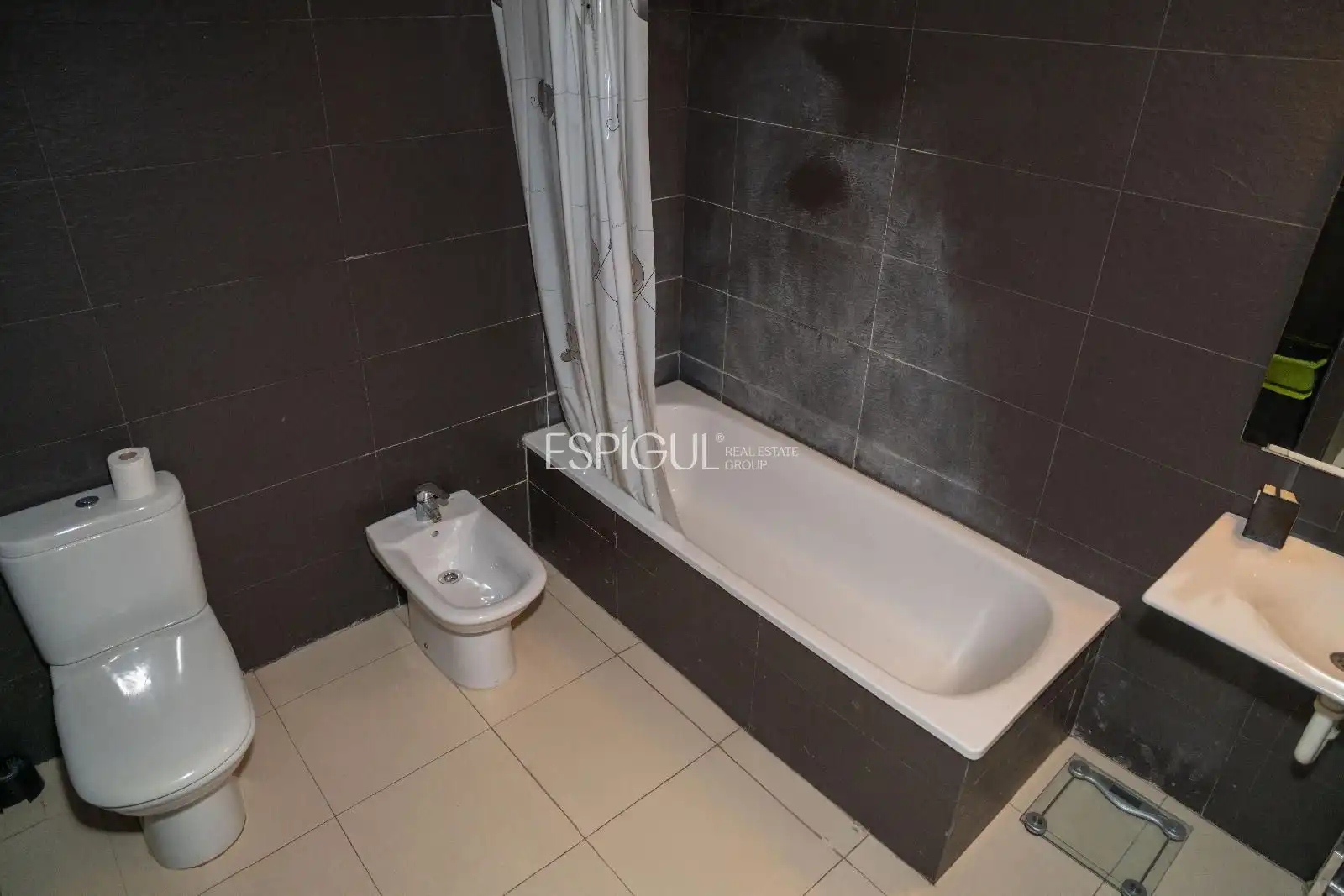 Bathroom of Flat for sale in Girona  with Air Conditioner, Heating and Terrace