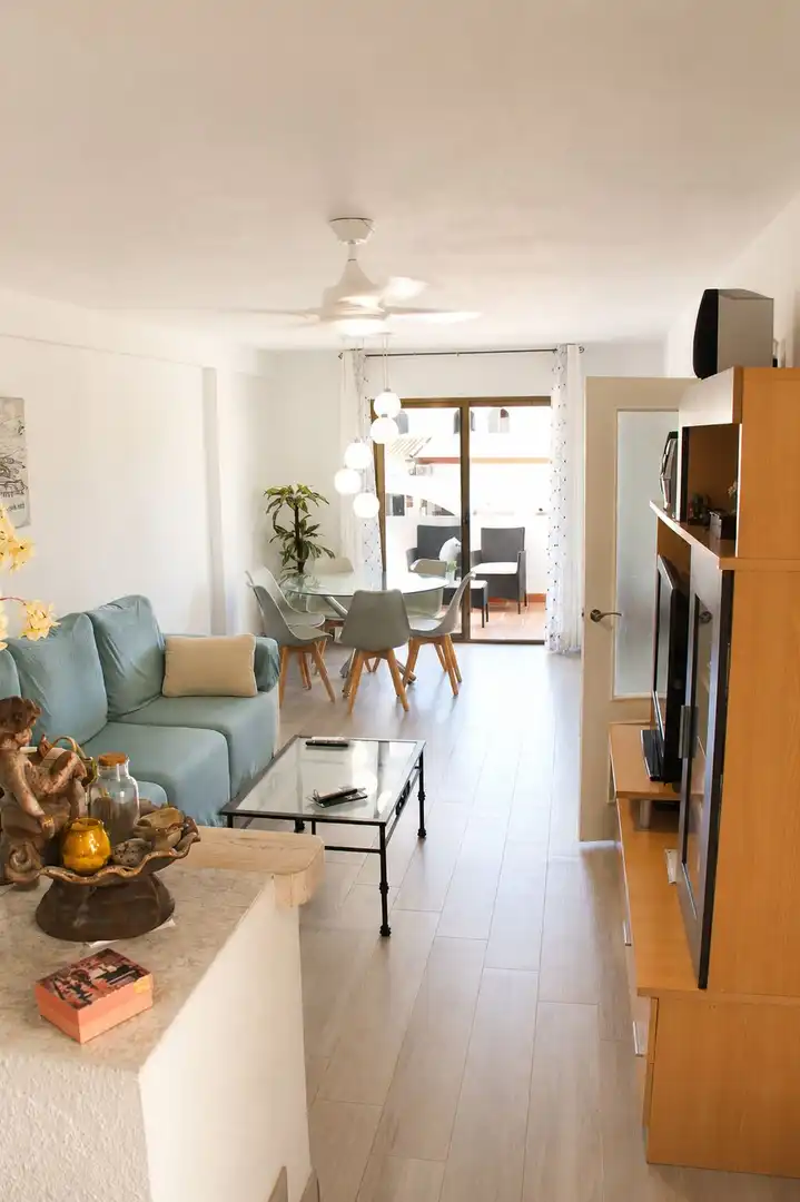 Sala d'estar de Casa adosada en venda en Roquetas de Mar amb Terrassa i Piscina