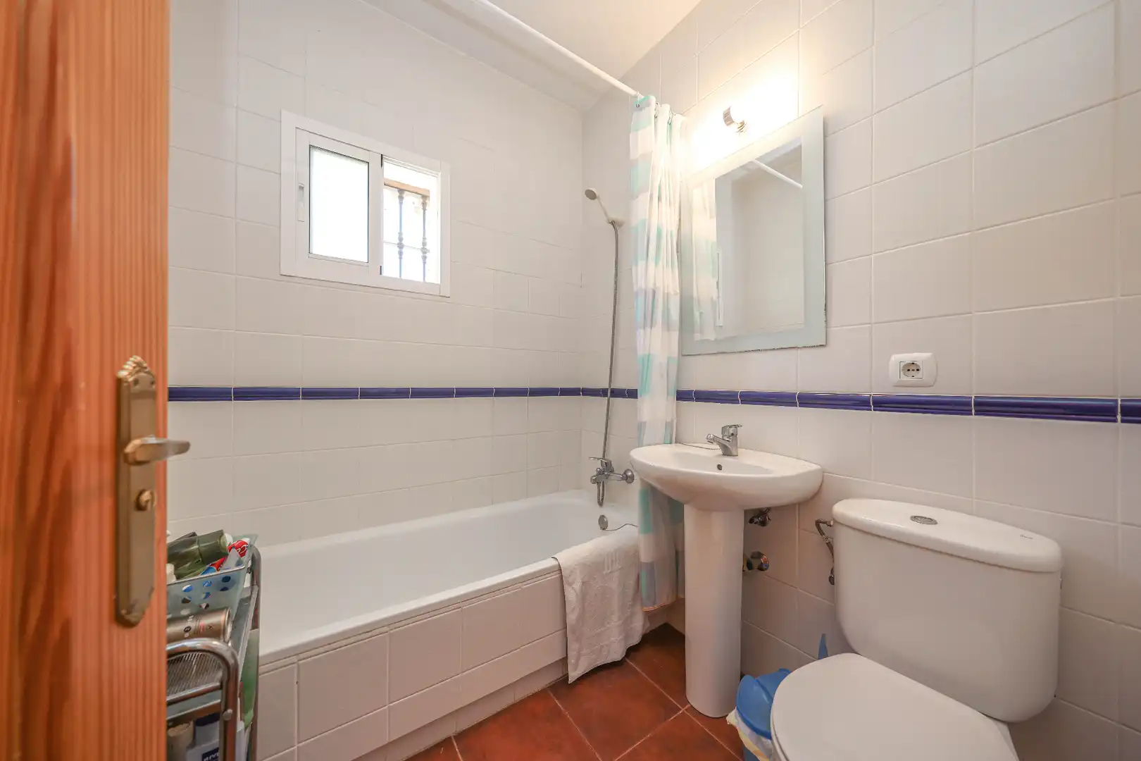 Bathroom of Houses for sale in Tolox  with Air Conditioner, Private garden and Swimming Pool