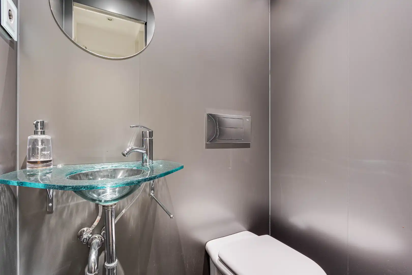 Baño de Casa adosada en venta en Barcelona con Aire acondicionado, Calefacción y Jardín privado