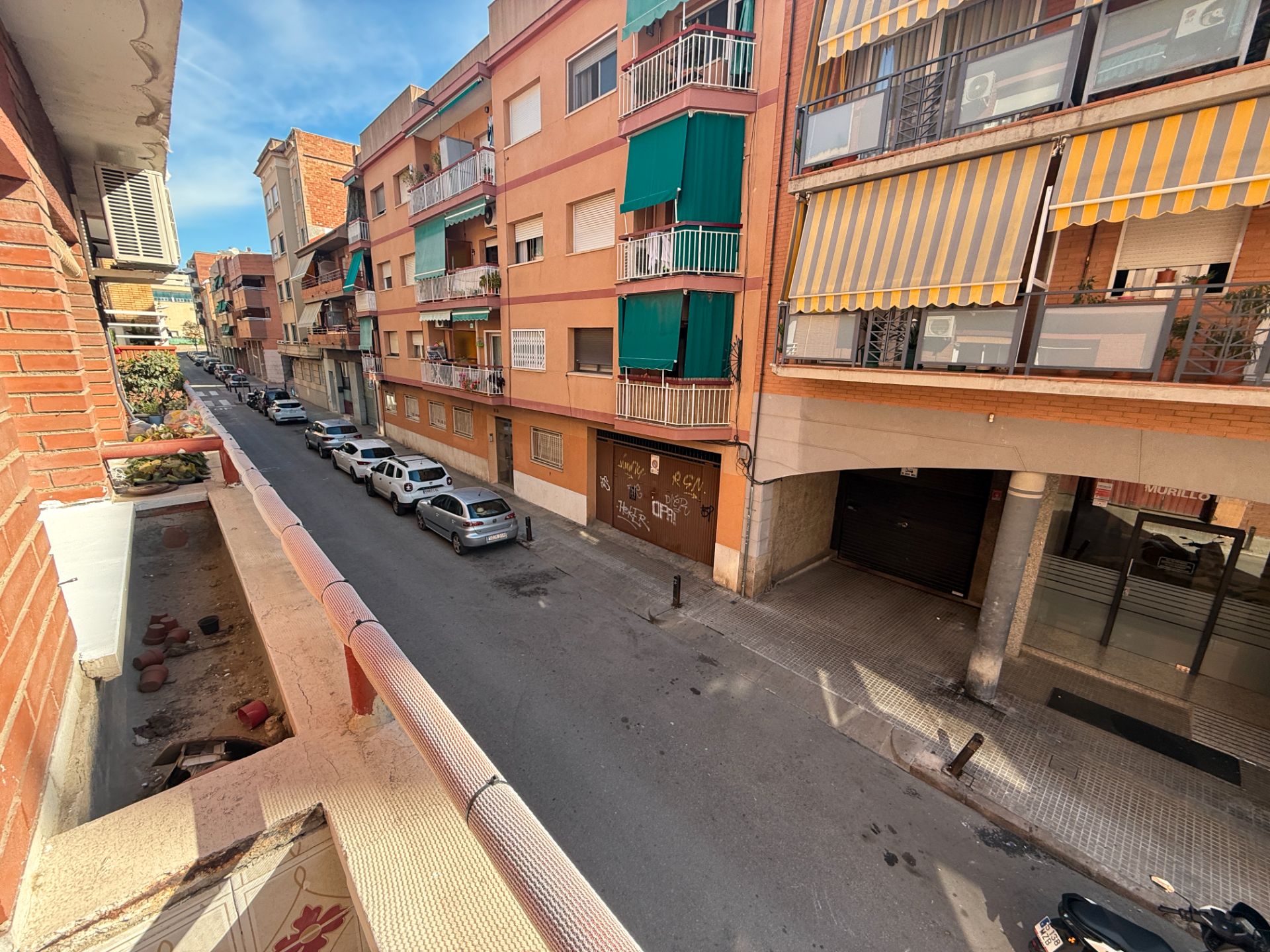 Vista exterior de Pis en venda en Cornellà de Llobregat amb Balcó