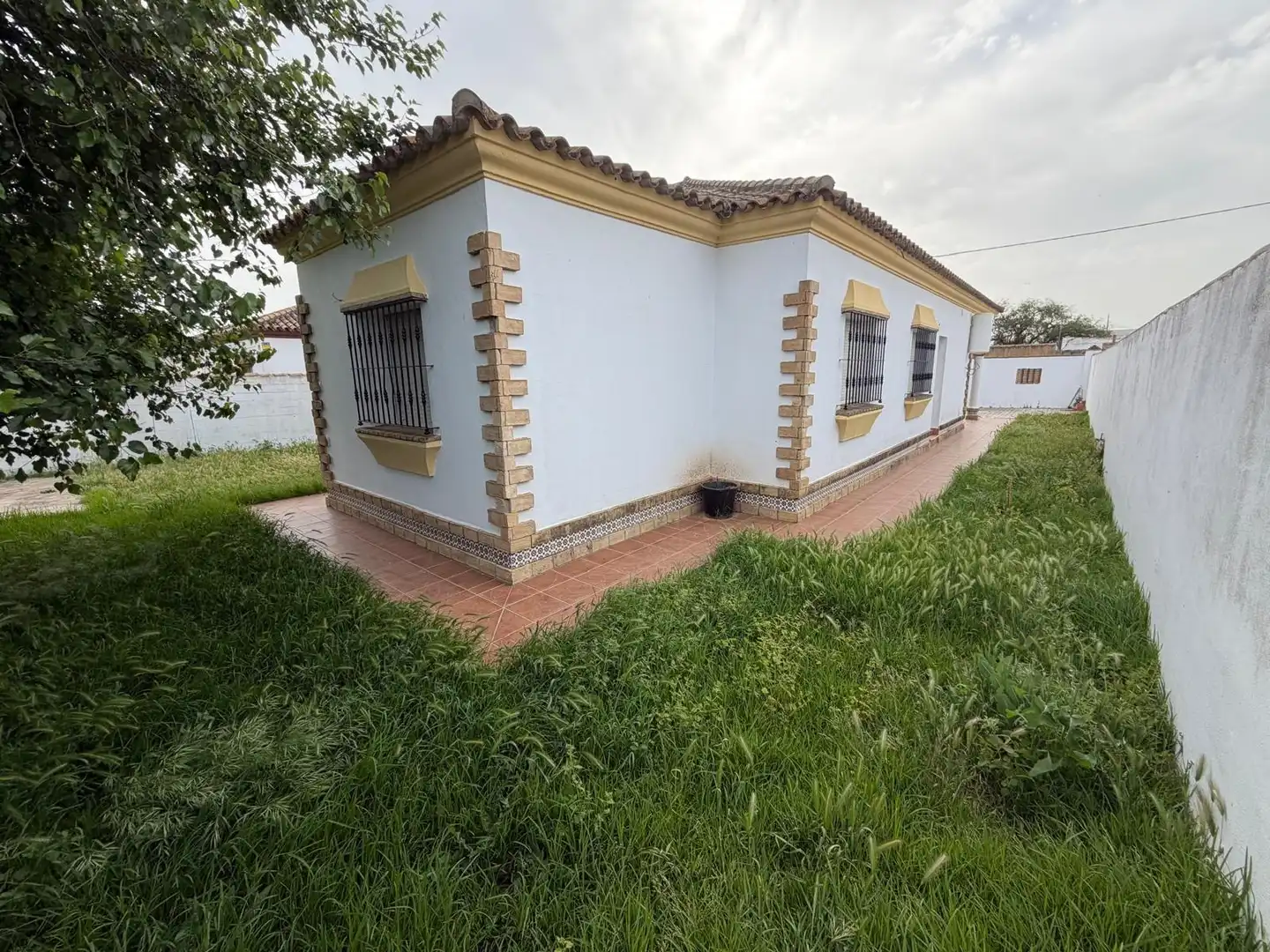 Vista exterior de Casa o xalet en venda en Chiclana de la Frontera amb Jardí privat i Terrassa
