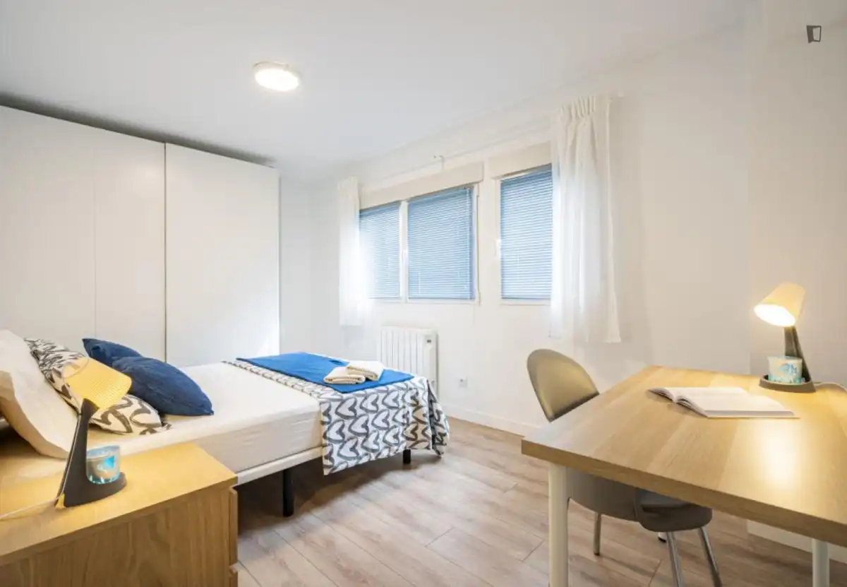 Dormitori de Apartament de lloguer en Madrid amb Calefacció, Moblat i Forn