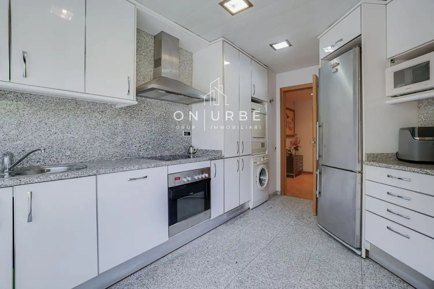 Küche von Wohnung zum Verkauf in Barcelona mit Klimaanlage, Terrasse und Abstellraum