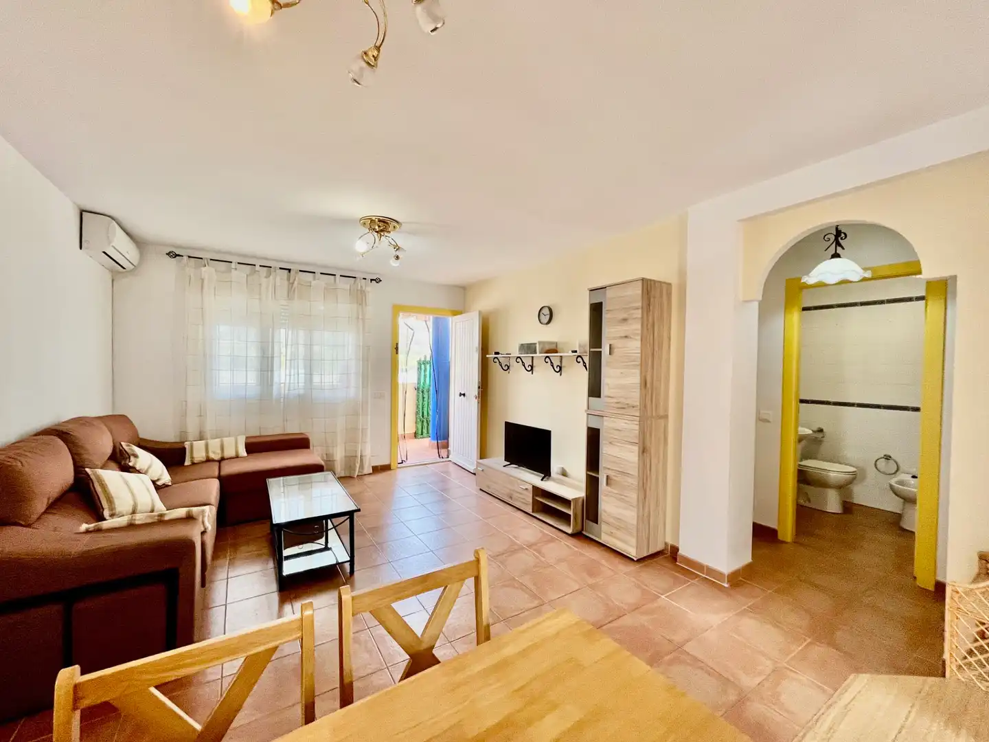 Sala d'estar de Apartament de lloguer en Garrucha amb Moblat i Piscina comunitària