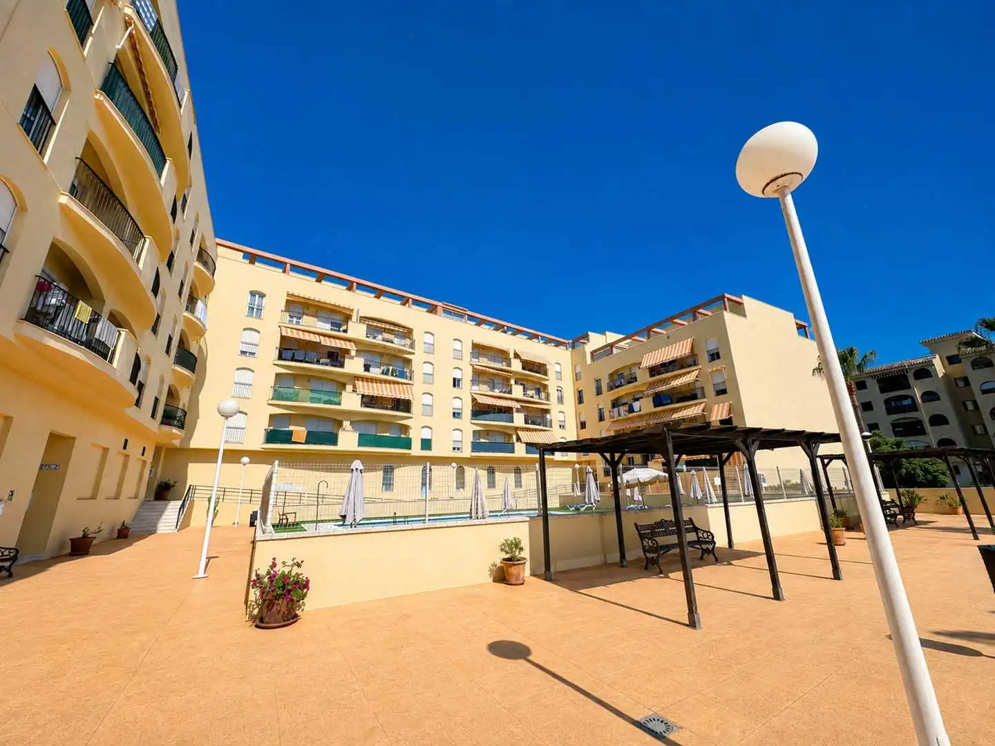 Außenansicht von Wohnungen zur Miete in Manilva mit Terrasse, Möbliert und Gemeinschaftspool