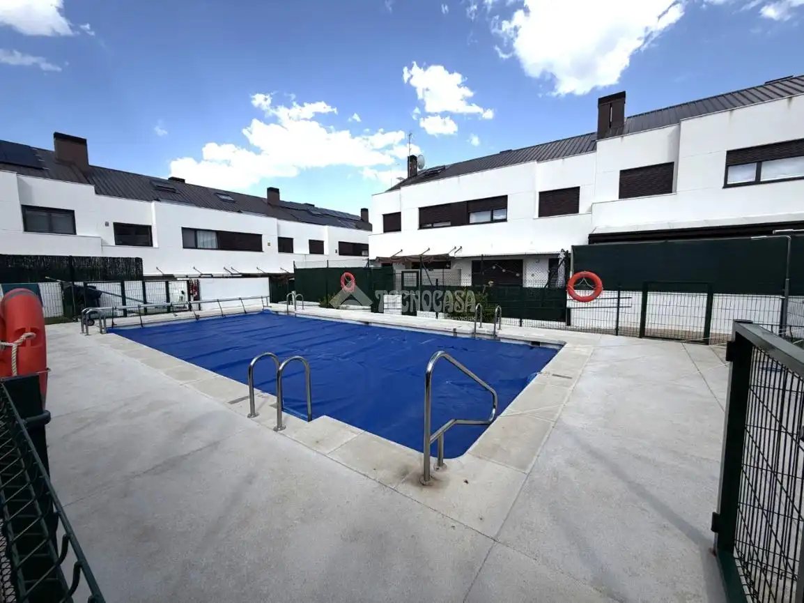 Vista exterior de Casa adosada de lloguer en Villalbilla amb Piscina comunitària