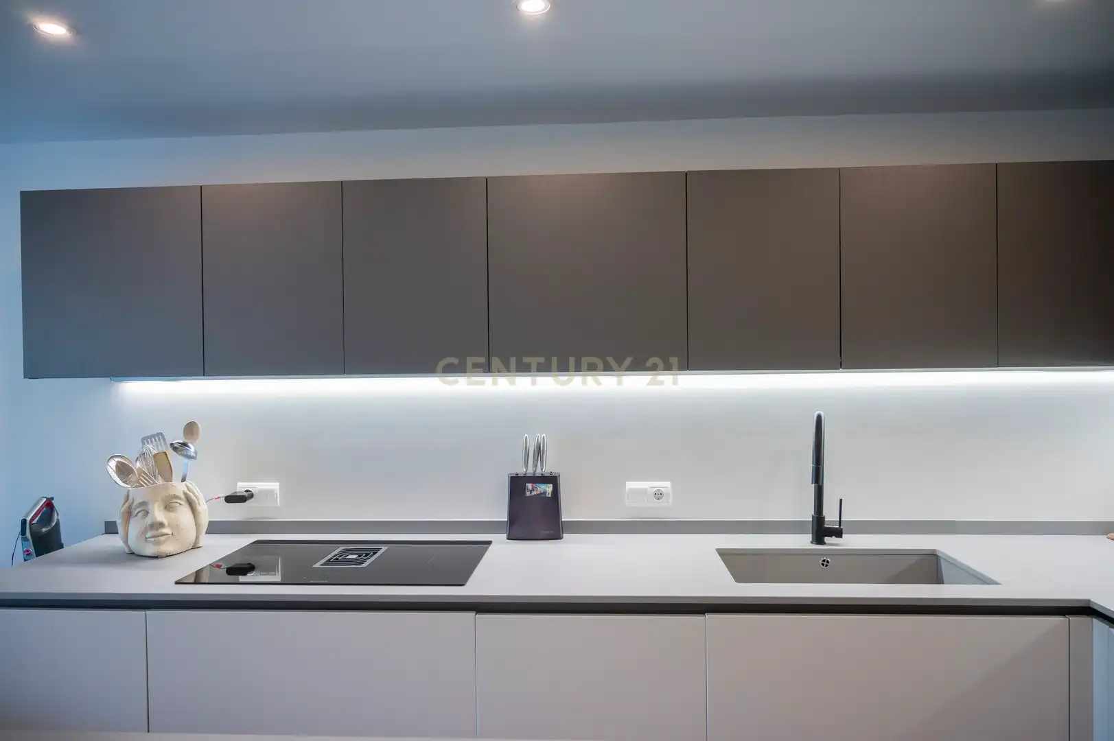 Cocina de Apartamento de alquiler en Santa Eulària des Riu con Aire acondicionado, Jardín privado y Piscina comunitaria