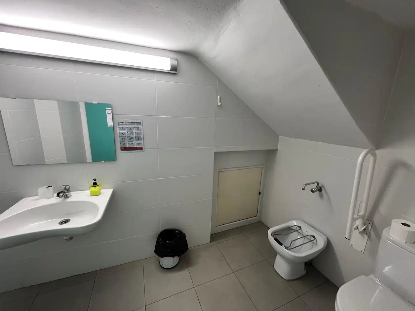 Badezimmer von Geschaftsraum zur Miete in Zaragoza mit Klimaanlage und Möbliert