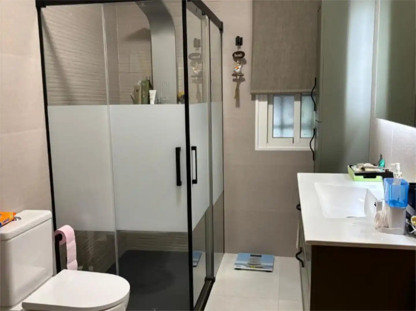 Badezimmer von Erdgeschoss zum Verkauf in Plasencia mit Klimaanlage und Schwimmbad