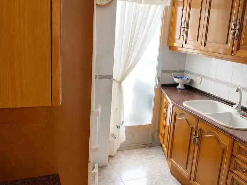 Cuina de Pis de lloguer en Jaén amb Aire condicionat, Moblat i Balcó