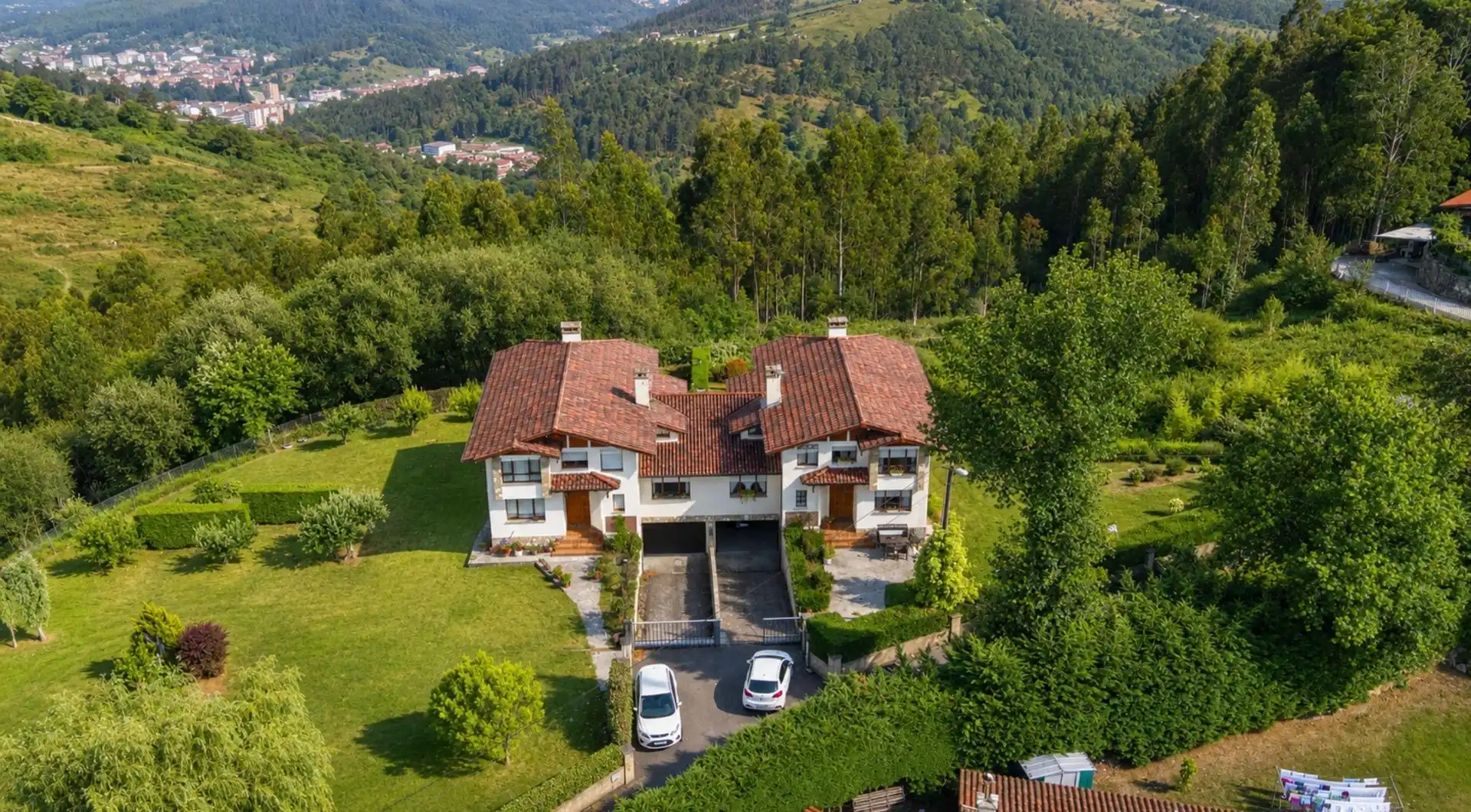 Vista exterior de Casa adosada en venta en Zalla  con Calefacción, Jardín privado y Terraza