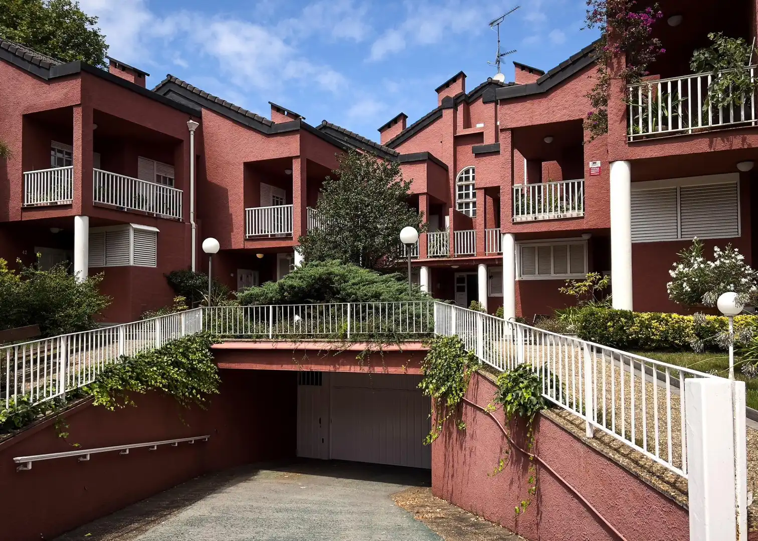 Außenansicht von Einfamilien-Reihenhaus zum Verkauf in Donostia - San Sebastián  mit Heizung, Privatgarten und Terrasse