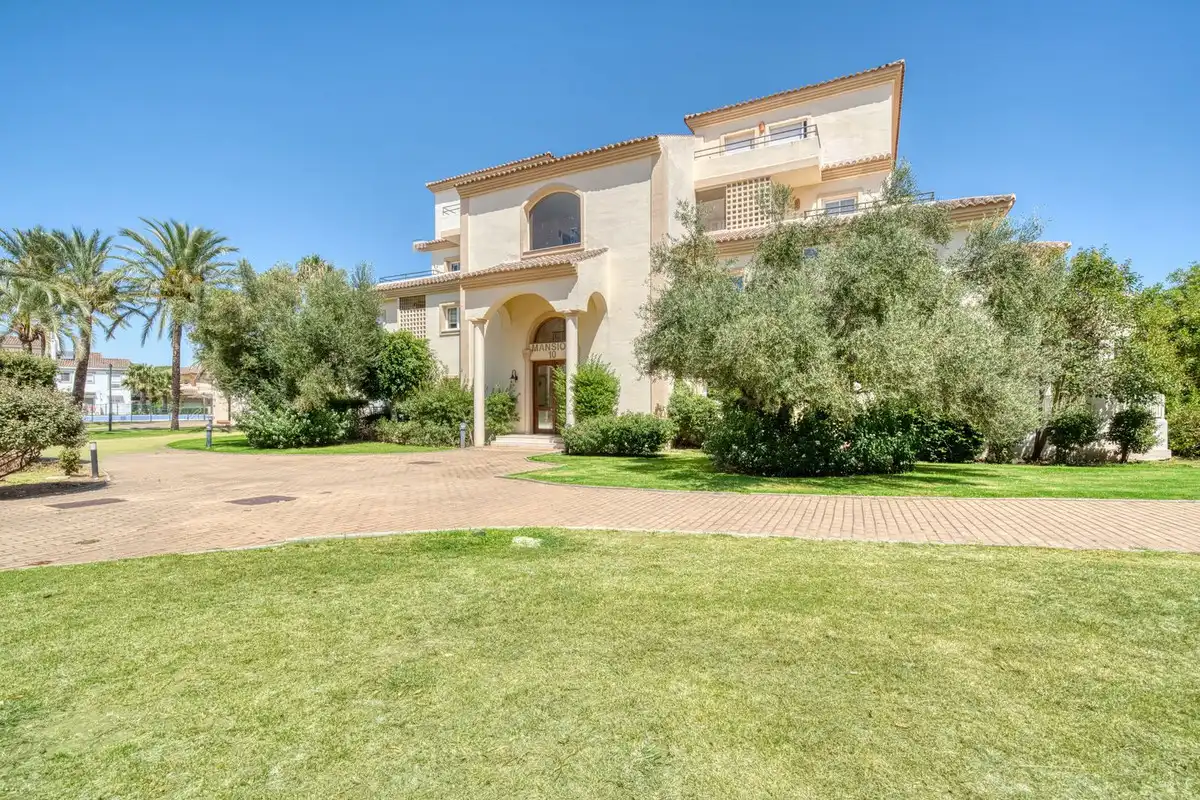 Vista exterior de Dúplex en venda en Sotogrande amb Aire condicionat, Terrassa i Traster