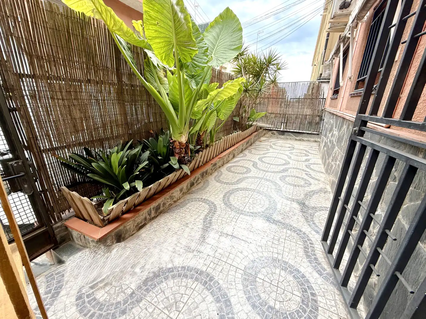 Terrasse von Einfamilien-Reihenhaus zum Verkauf in Badalona mit Klimaanlage, Heizung und Terrasse