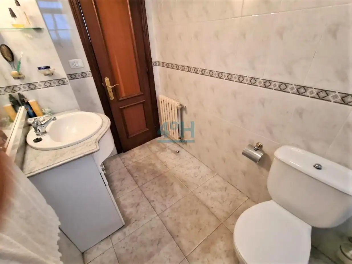 Bany de Casa o xalet en venda en Ourense Capital  amb Calefacció, Jardí privat i Terrassa