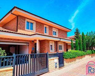 Vista exterior de Casa o xalet de lloguer en León Capital  amb Calefacció i Es permeten mascotes