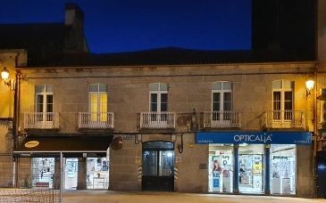 Casa adosada en venda a Praza de Bugallal, Ponteareas