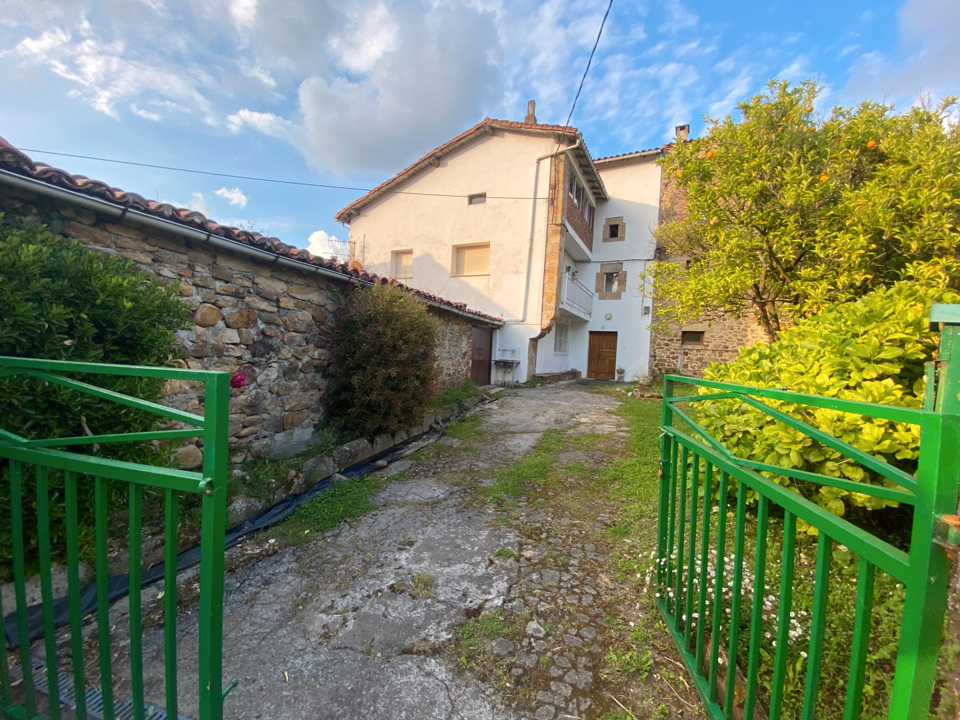 Vista exterior de Casa o xalet en venda en Guriezo amb Calefacció, Jardí privat i Terrassa