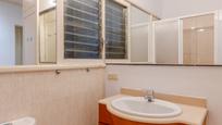 Bathroom of Flat for sale in  Barcelona Capital  with Air Conditioner, Parquet flooring and Oven