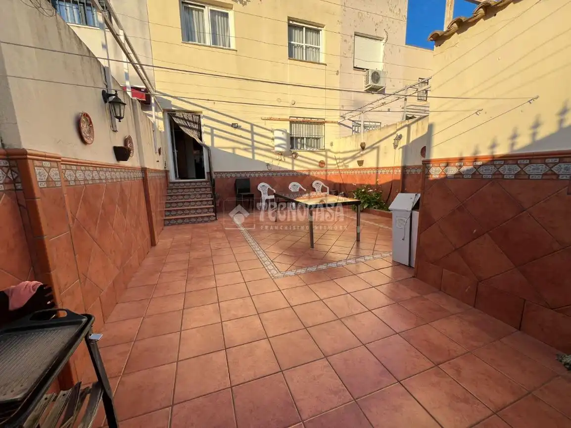 Vista exterior de Casa adosada en venta en Dos Hermanas con Terraza