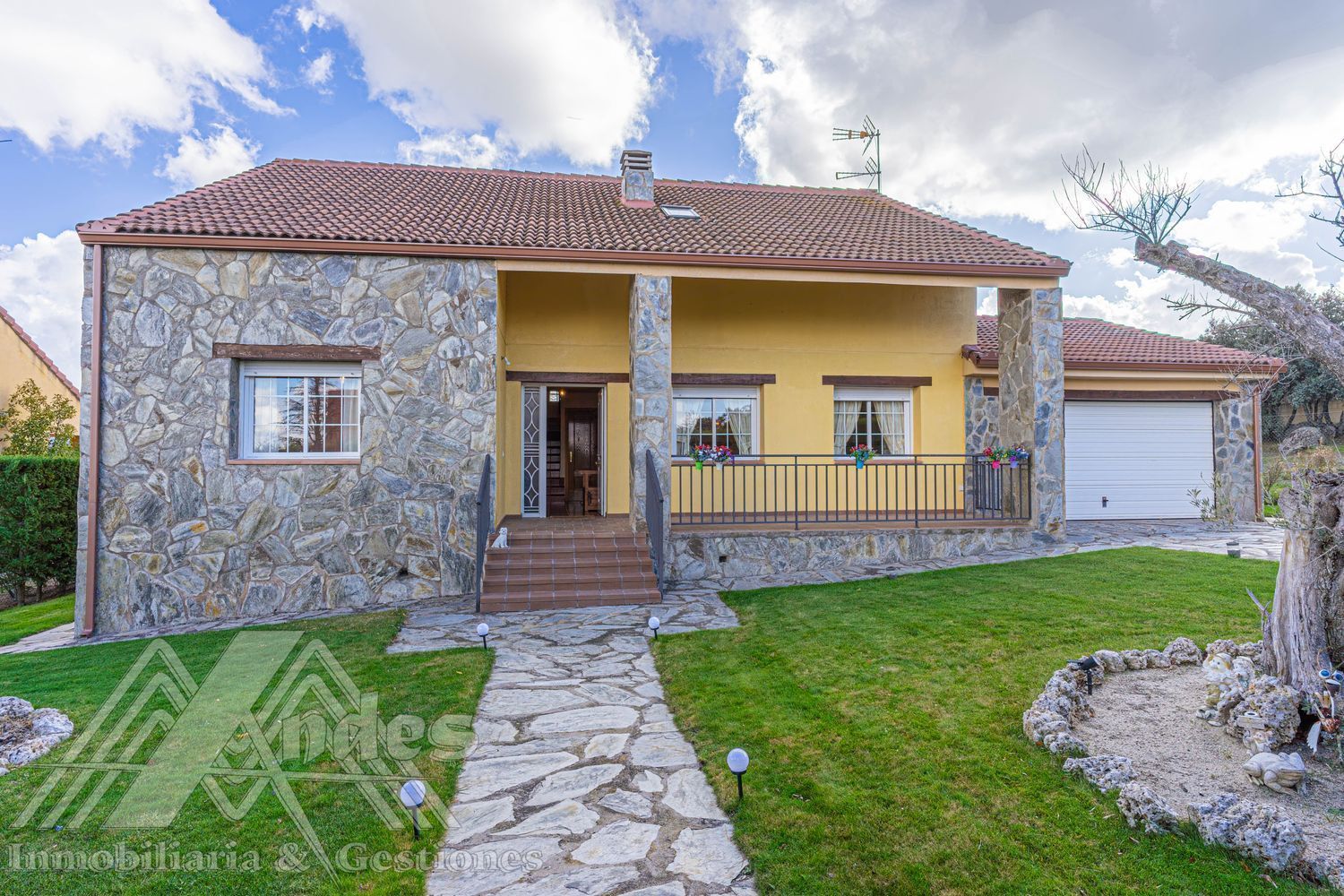 Vista exterior de Casa o xalet en venda en Zarzuela del Monte amb Aire condicionat, Calefacció i Jardí privat