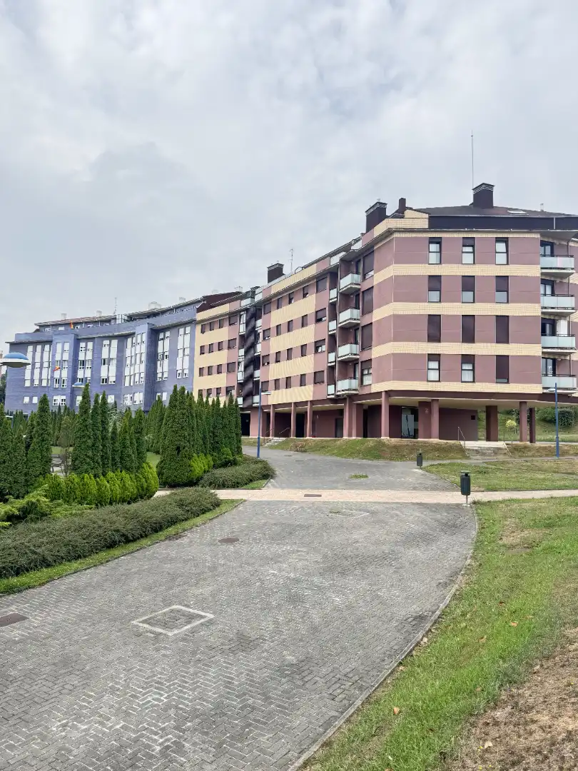 Vista exterior de Ático en venta en Avilés con Calefacción, Parquet y Terraza