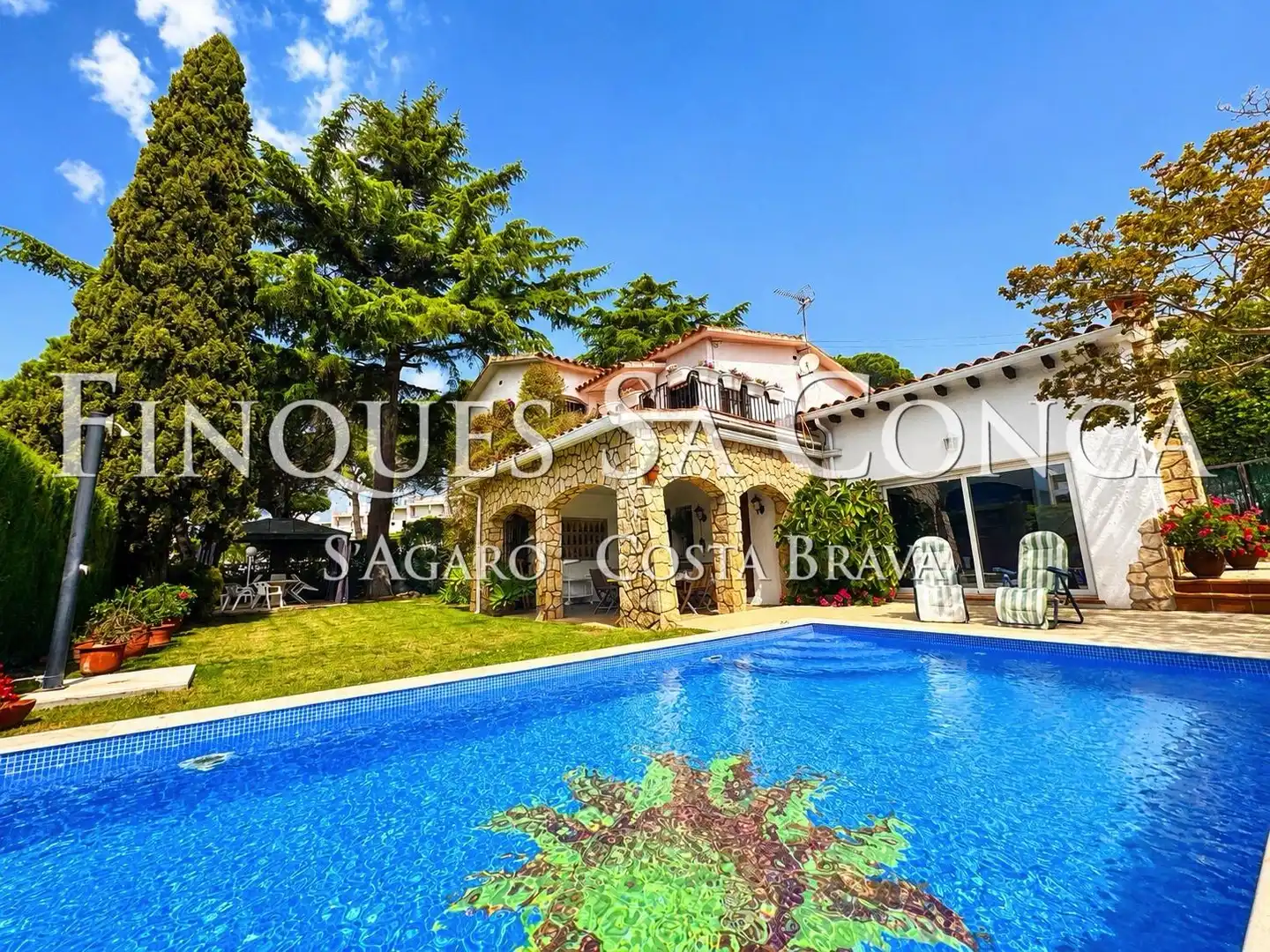 Vista exterior de Casa o chalet en venta en Castell d'Aro, Platja d'Aro i s'Agaró con Calefacción, Piscina y Alarma