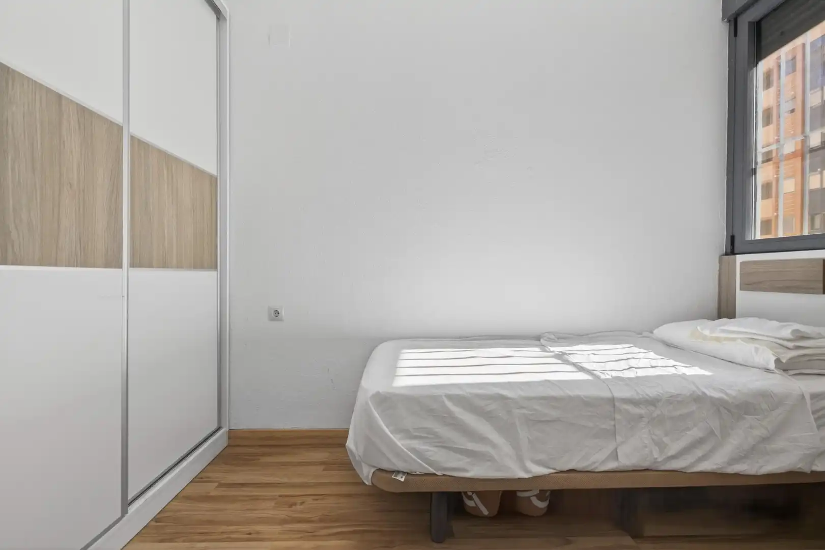 Habitación de Piso en venta en Sevilla con Aire acondicionado, Terraza y Piscina comunitaria