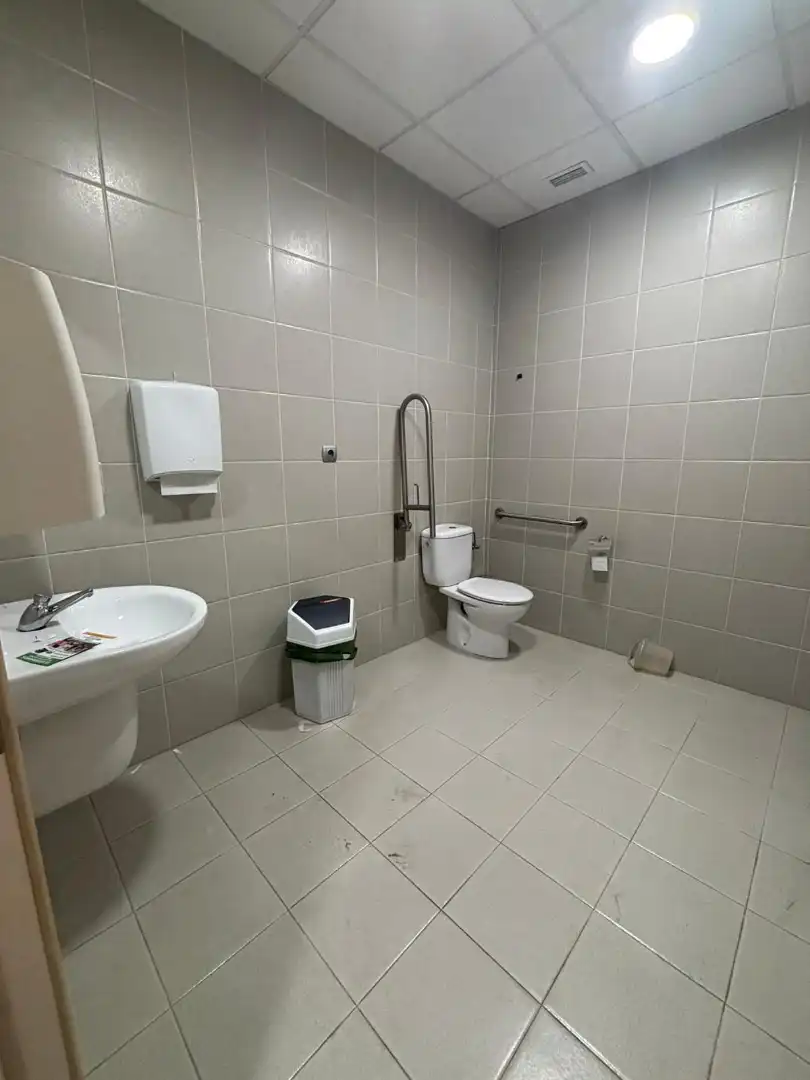 Baño de Local de alquiler en Cornellà de Llobregat con Parquet