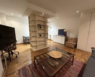 Sala d'estar de Apartament en venda en Oviedo  amb Calefacció, Parquet i Moblat