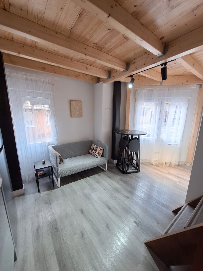 Sala de estar de Dúplex para compartir en  Madrid Capital con Aire acondicionado, Calefacción y Trastero