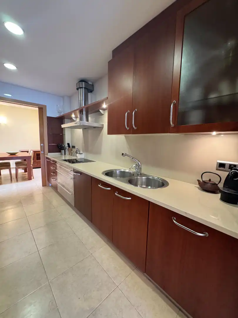 Cuina de Dúplex de lloguer en Calella amb Aire condicionat, Calefacció i Terrassa