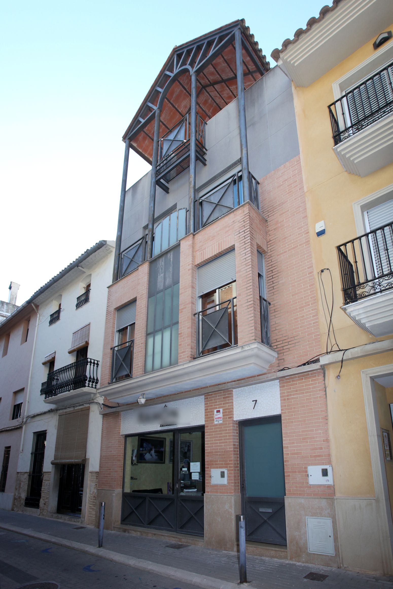 Vista exterior de Casa o xalet en venda en Tavernes de la Valldigna amb Aire condicionat, Terrassa i Balcó