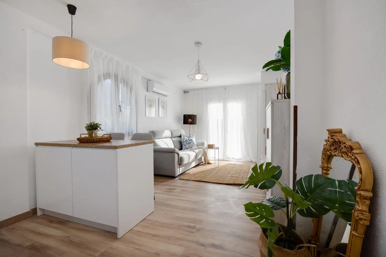 Sala d'estar de Casa o xalet en venda en Torrevieja amb Aire condicionat, Jardí privat i Moblat