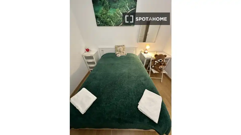 Room in Sant Gervasi- Galvany