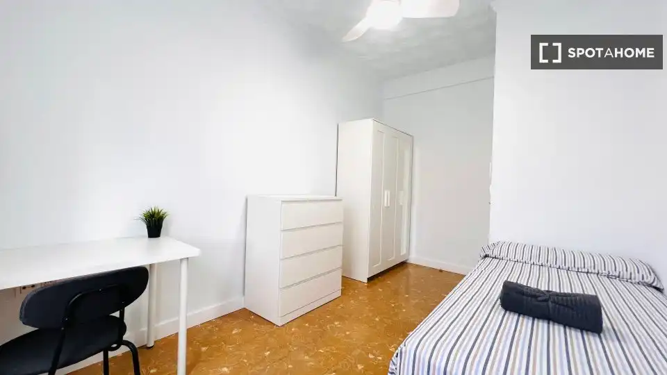 Bedroom of Flat for share in Sur