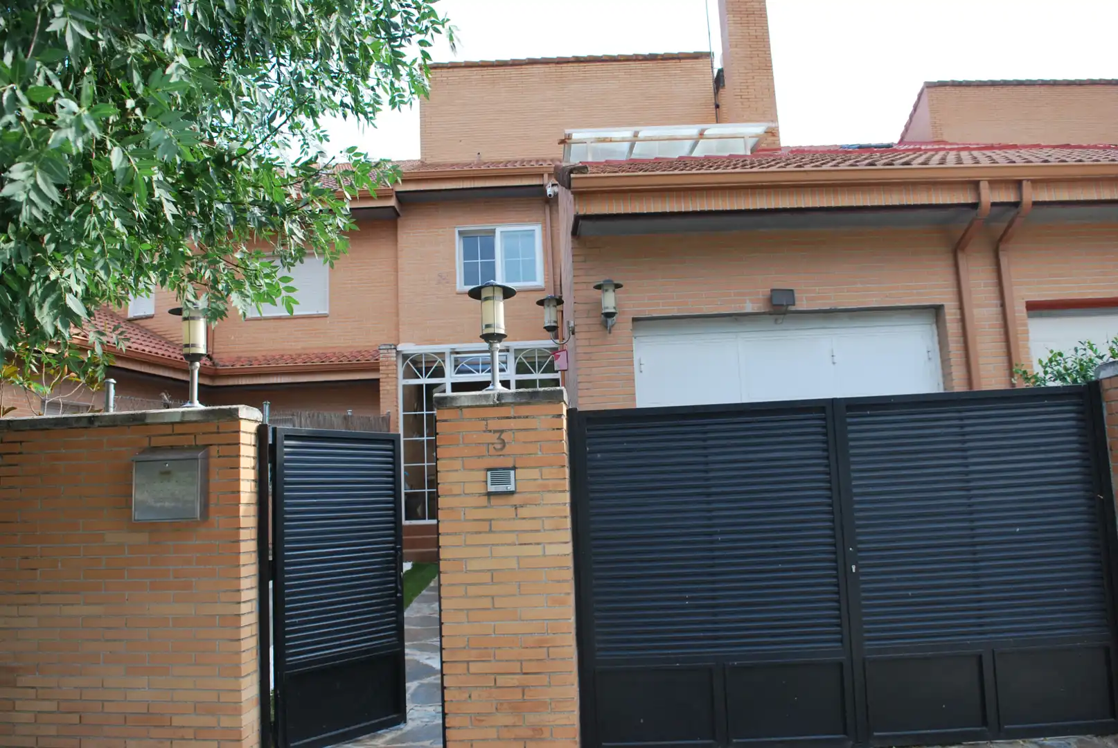 Außenansicht von Einfamilien-Reihenhaus zum Verkauf in Valdemorillo mit Privatgarten, Terrasse und Abstellraum