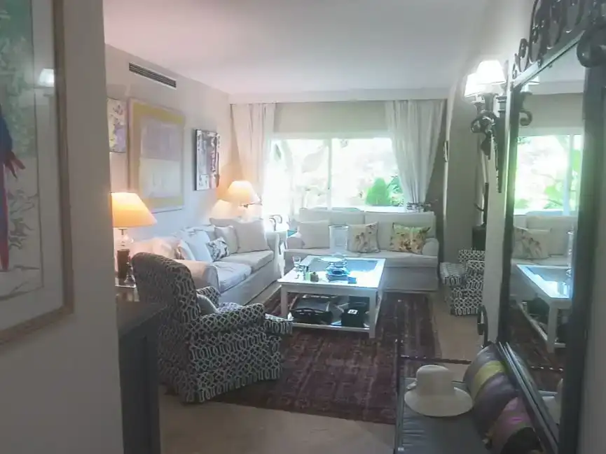 Sala d'estar de Pis en venda en Estepona amb Aire condicionat i Piscina