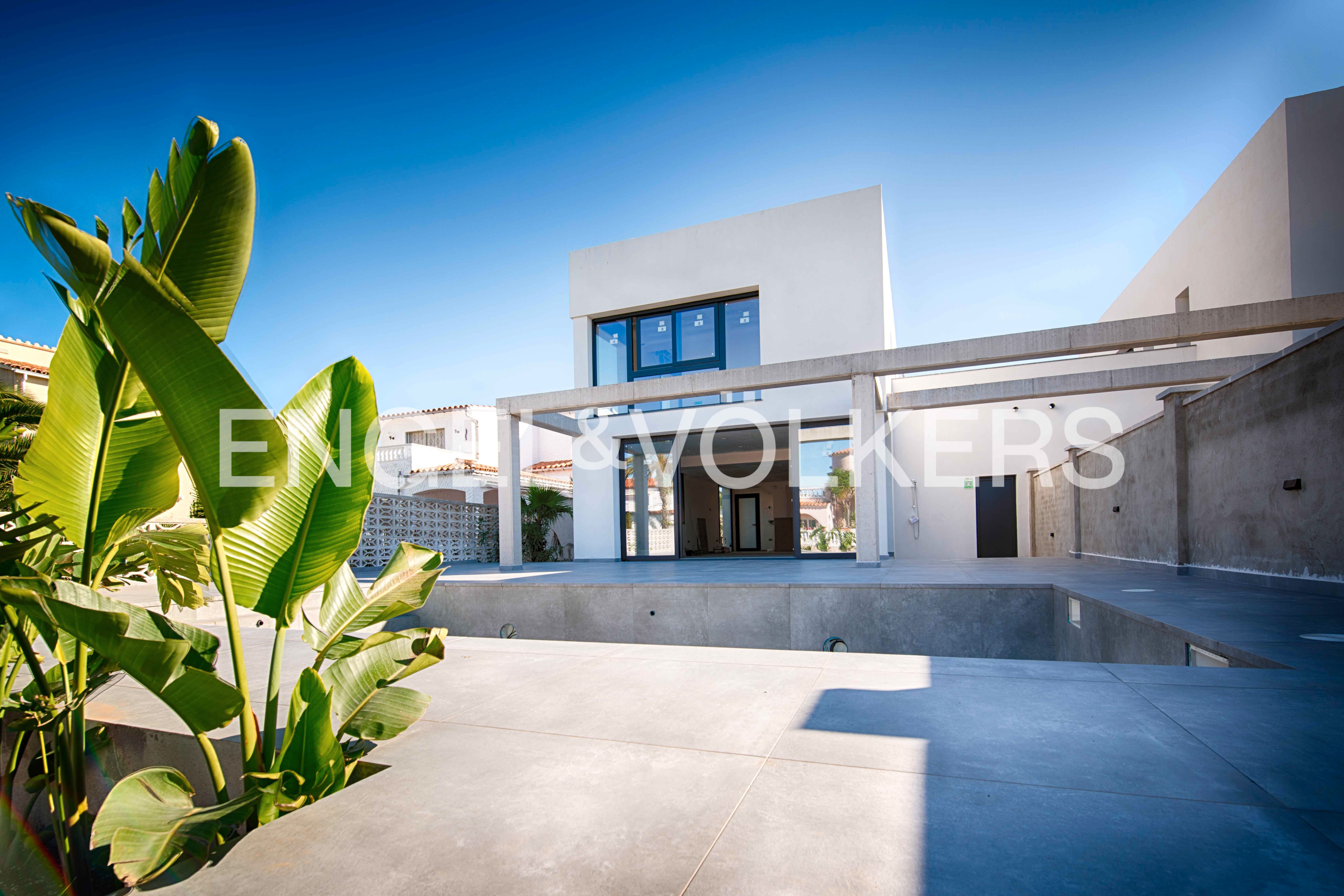 Exterior view of Single-family semi-detached for sale in Empuriabrava  with Terrace and Swimming Pool