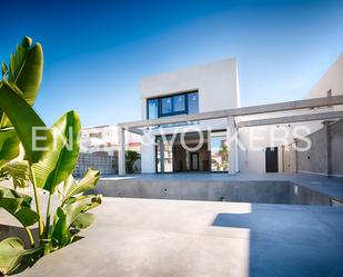 Exterior view of Single-family semi-detached for sale in Empuriabrava  with Terrace and Swimming Pool