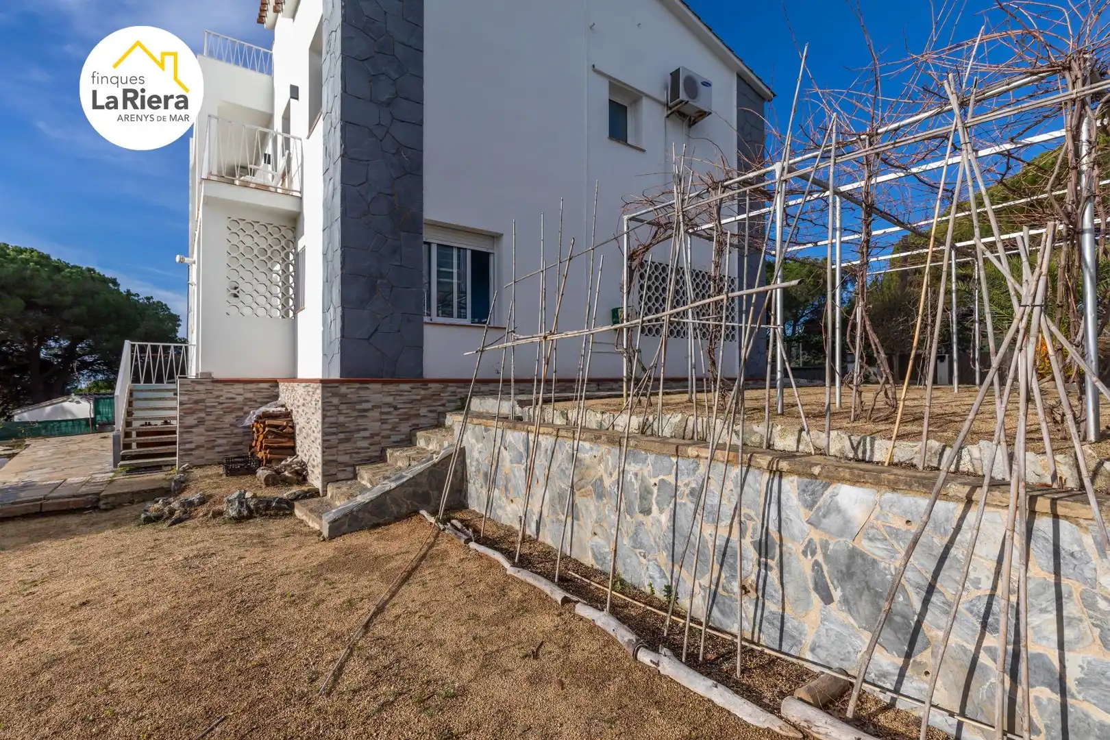 Vista exterior de Casa o xalet en venda en Arenys de Munt amb Aire condicionat, Jardí privat i Terrassa
